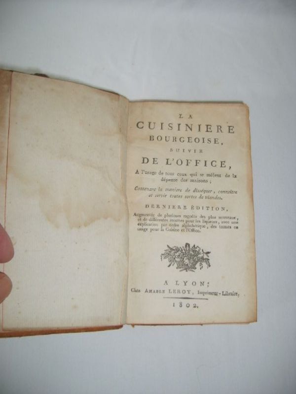 [ANONYME]. - La cuisinire bourgeoise, suivi de l'office,  l'usage de tous ceux qui se mlent de la dpense des maisons ; contenant la manire de dissquer, connotre et servir toutes sortes de viandes.