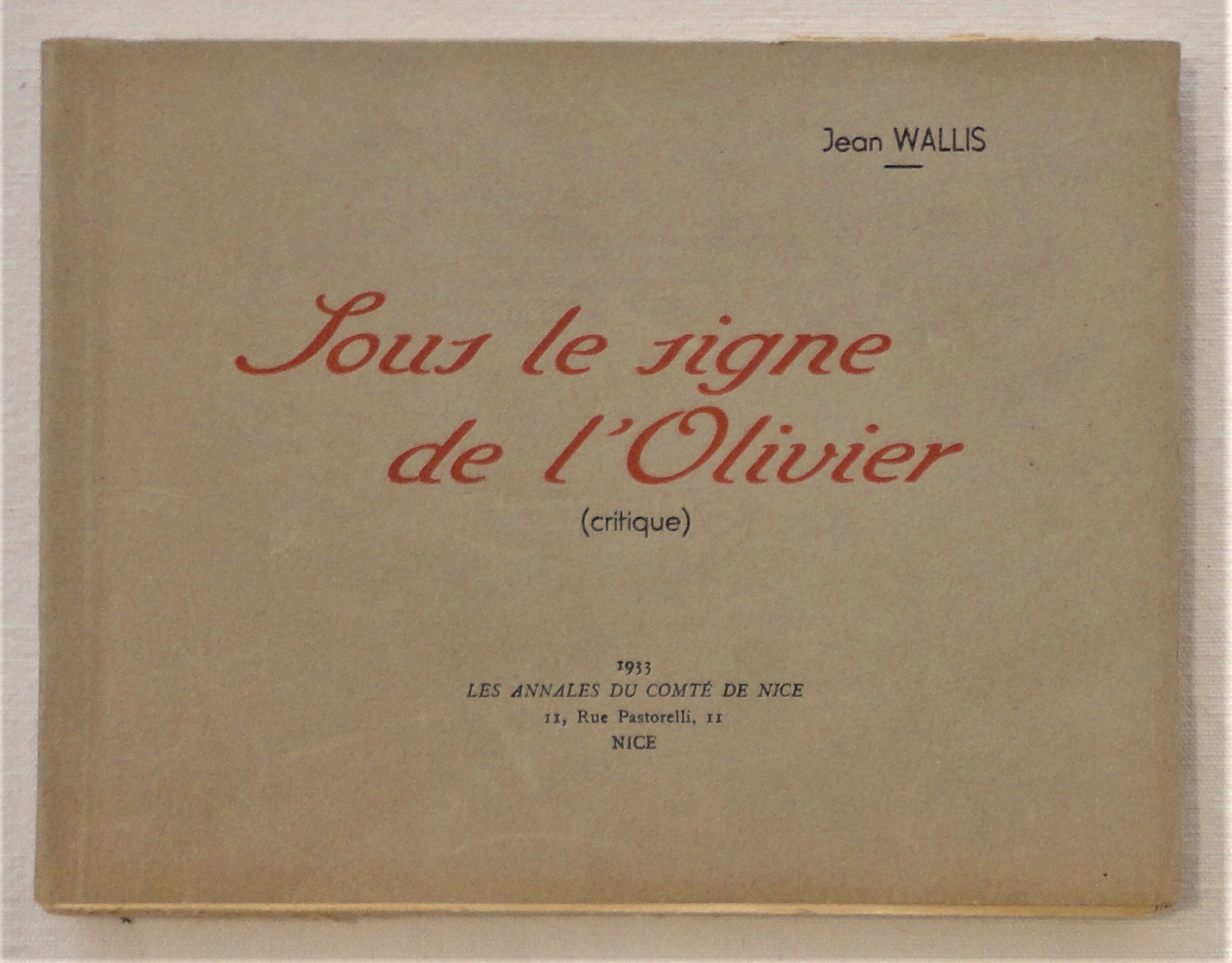 WALLIS (Jean). - Sous le signe de l'Olivier (critique).